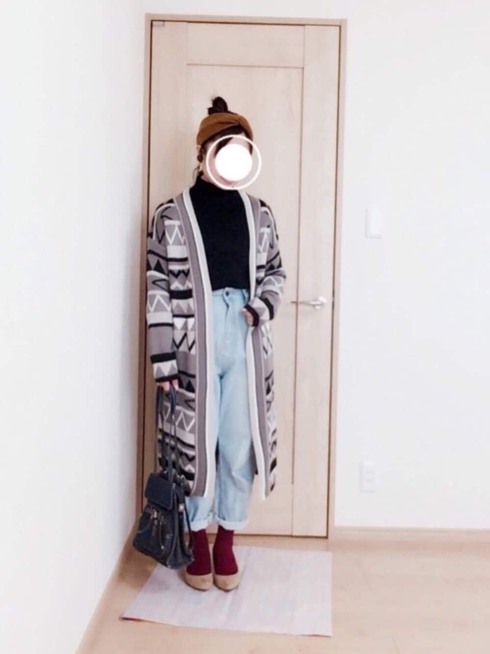 「大人カジュアル、パンツスタイル、カジュアルコーデ、ヘアバンド、カーディガン、GU、マムジーンズ、ハイネックニット、ロールアップ、ロングカーディガン」｜「r・p・sのアイテム（カーディガン/ボレロ、グレー系）」を使った、harumioさん（レディース・151cm）の冬コーディネートの1枚目の写真