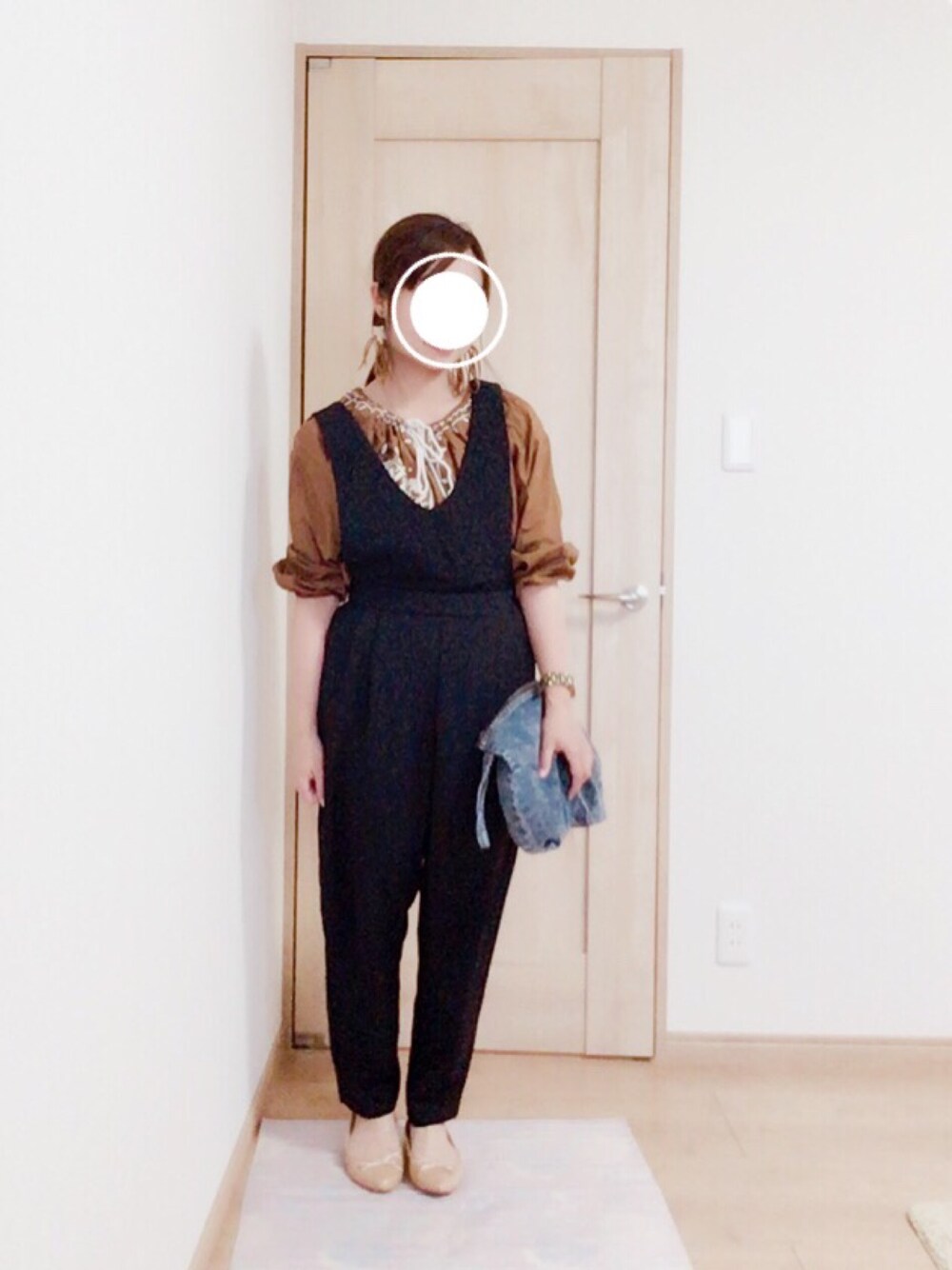 「刺繍、サロペット、GU、プチプラ、ママコーデ、チビーズ✳︎、アダルトおカワたん部」｜「GUのアイテム（サロペット/オーバーオール、ブラック系）」を使った、harumioさん（レディース・151cm）の春コーディネートの1枚目の写真