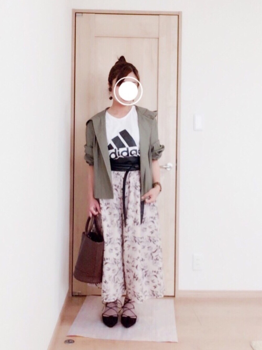 「花柄パンツ、GU、プチプラ、カジュアル、アダルトおカワたん部、白Tシャツ、スポーツミックス」｜「しまむらのアイテム（その他パンツ、ホワイト系）」を使った、harumioさん（レディース・151cm）の春コーディネートの1枚目の写真