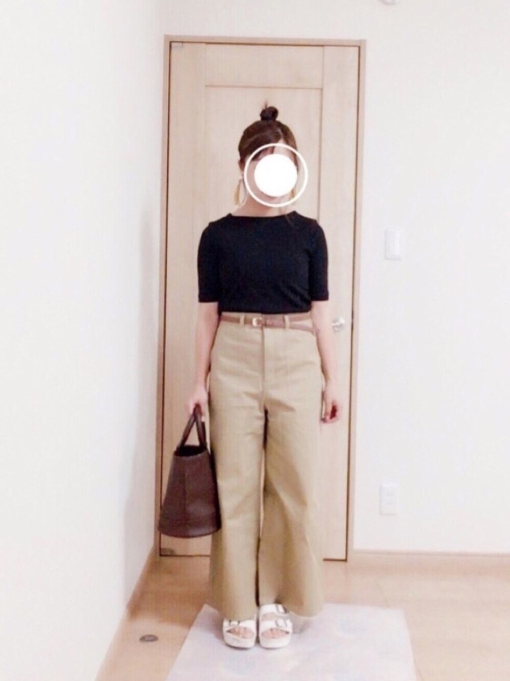 「ベイカーパンツ、GU、プチプラ、ワイドパンツ、ユニクロ、シンプルコーデ、ハイウエスト、無地Tシャツ、リブT」｜「GUのアイテム（その他パンツ、ベージュ系）」を使った、harumioさん（レディース・151cm）の夏コーディネートの1枚目の写真