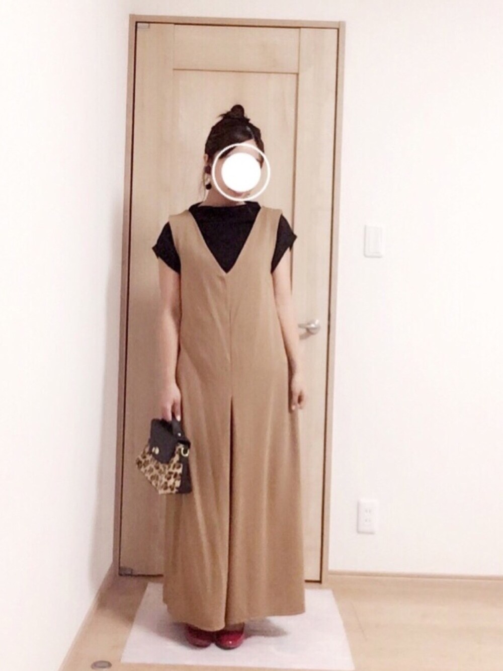 「オールインワン、GU、プチプラ、ママコーデ、チビーズ✳︎、秋服、大人カジュアル、シンプル、アダルトおカワたん部、サロペット」｜「JEANS MATEのアイテム（サロペット/オーバーオール、ベージュ系）」を使った、harumioさん（レディース・151cm）の秋コーディネートの1枚目の写真