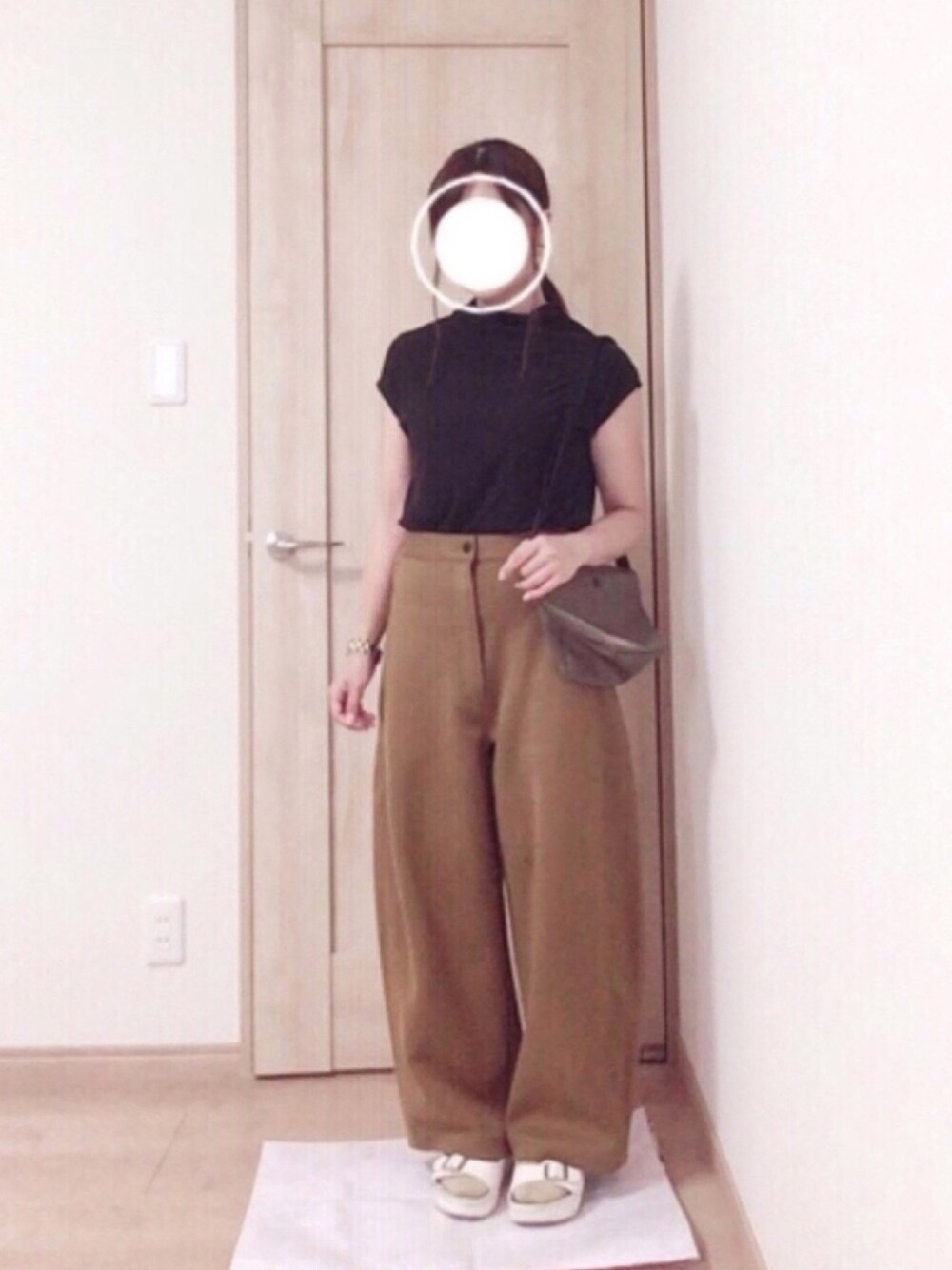 「UNIQLO、カーブパンツ、ワイドフィットカーブジャージーパンツ、ハイネック、ワイドパンツ、低身長、ハイウエスト、ワイドフィットカーブパンツ」｜「UNIQLOのアイテム（パンツ、ブラウン系）」を使った、harumioさん（レディース・151cm）の夏コーディネートの1枚目の写真
