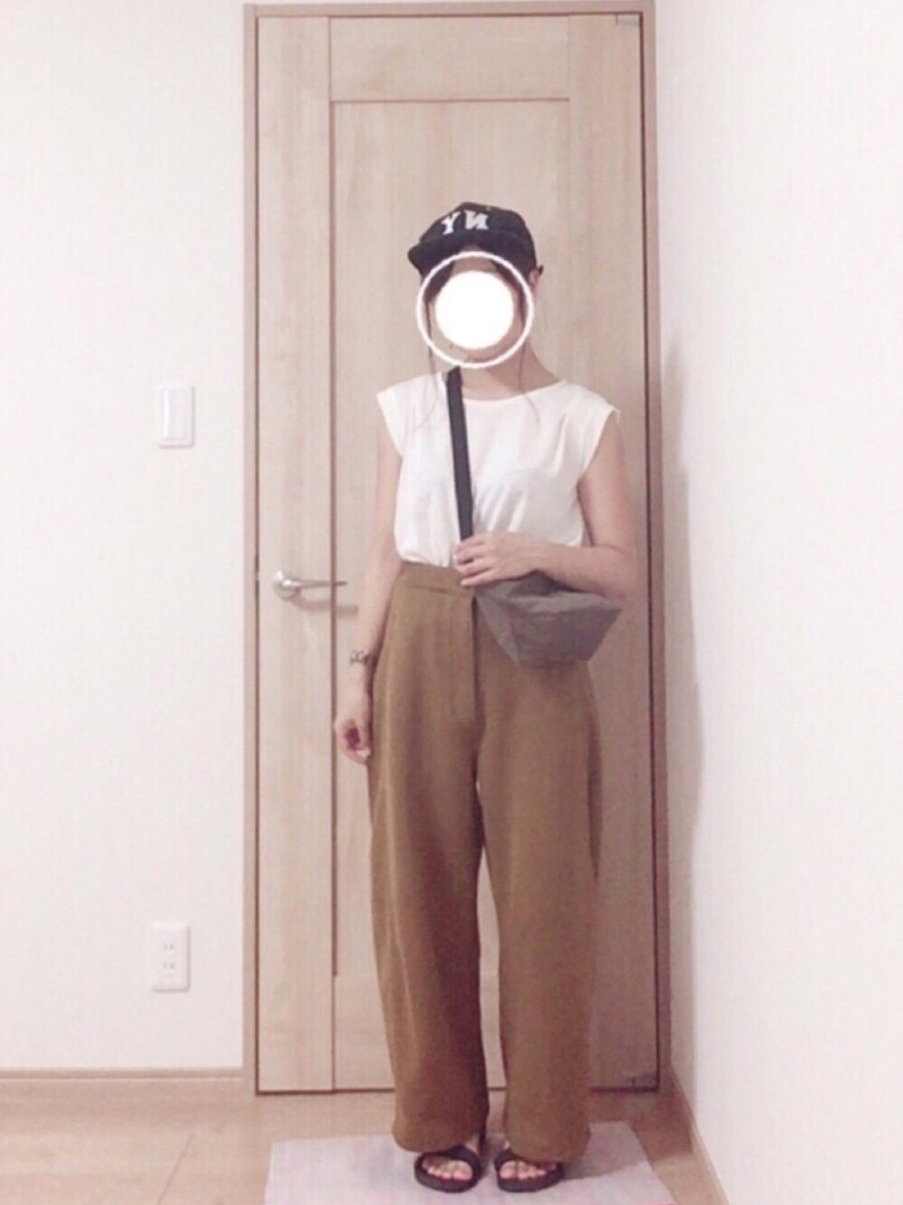 「オトナカジュアル、UNIQLO、キャップ、カーブパンツ、ハイウエスト、スポーツサンダル、ワイドフィットカーブジャージーパンツ、ワイドパンツ」｜「UNIQLOのアイテム（パンツ、ブラウン系）」を使った、harumioさん（レディース・151cm）の夏コーディネートの1枚目の写真