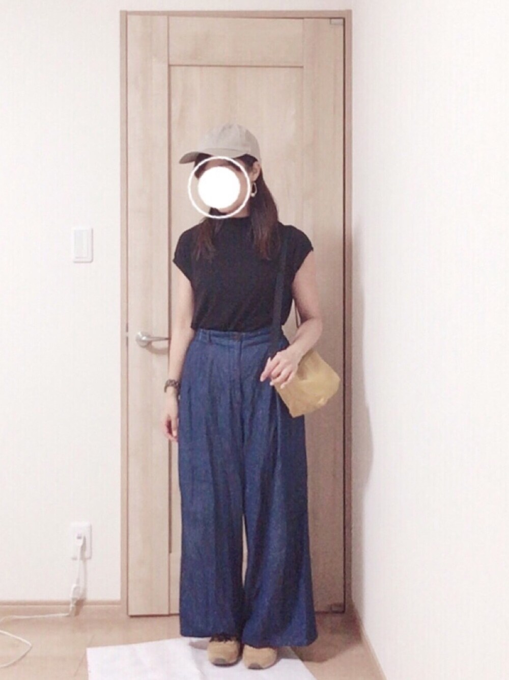 「ワイドパンツ、ワイドデニム、プチプラコーデ、UNIQLO、GU、キャップ、低身長」｜「GUのアイテム（デニムパンツ、ブルー系）」を使った、harumioさん（レディース・151cm）の秋コーディネートの1枚目の写真
