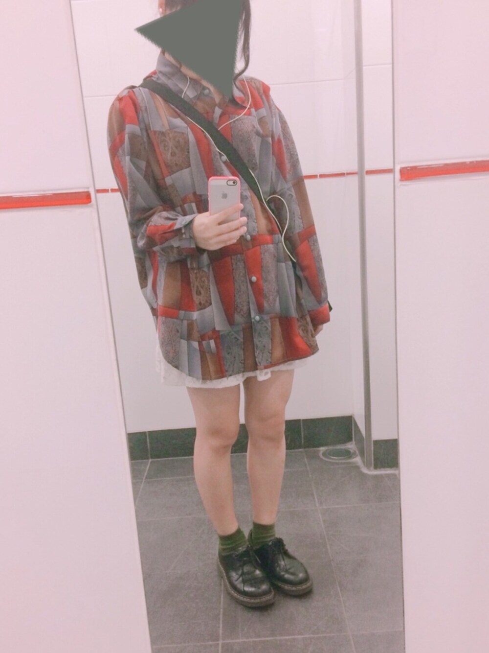 「柄シャツ、ドクターマーチン、シンプルコーデ、古着MIX、カジュアルガーリー、大学生、低身長」｜「Dr. MartensのDr. martens original 1461 boots（ブーツ、ブラック系）」を使った、こっちゃんさん（レディース・151cm）の秋コーディネートの1枚目の写真