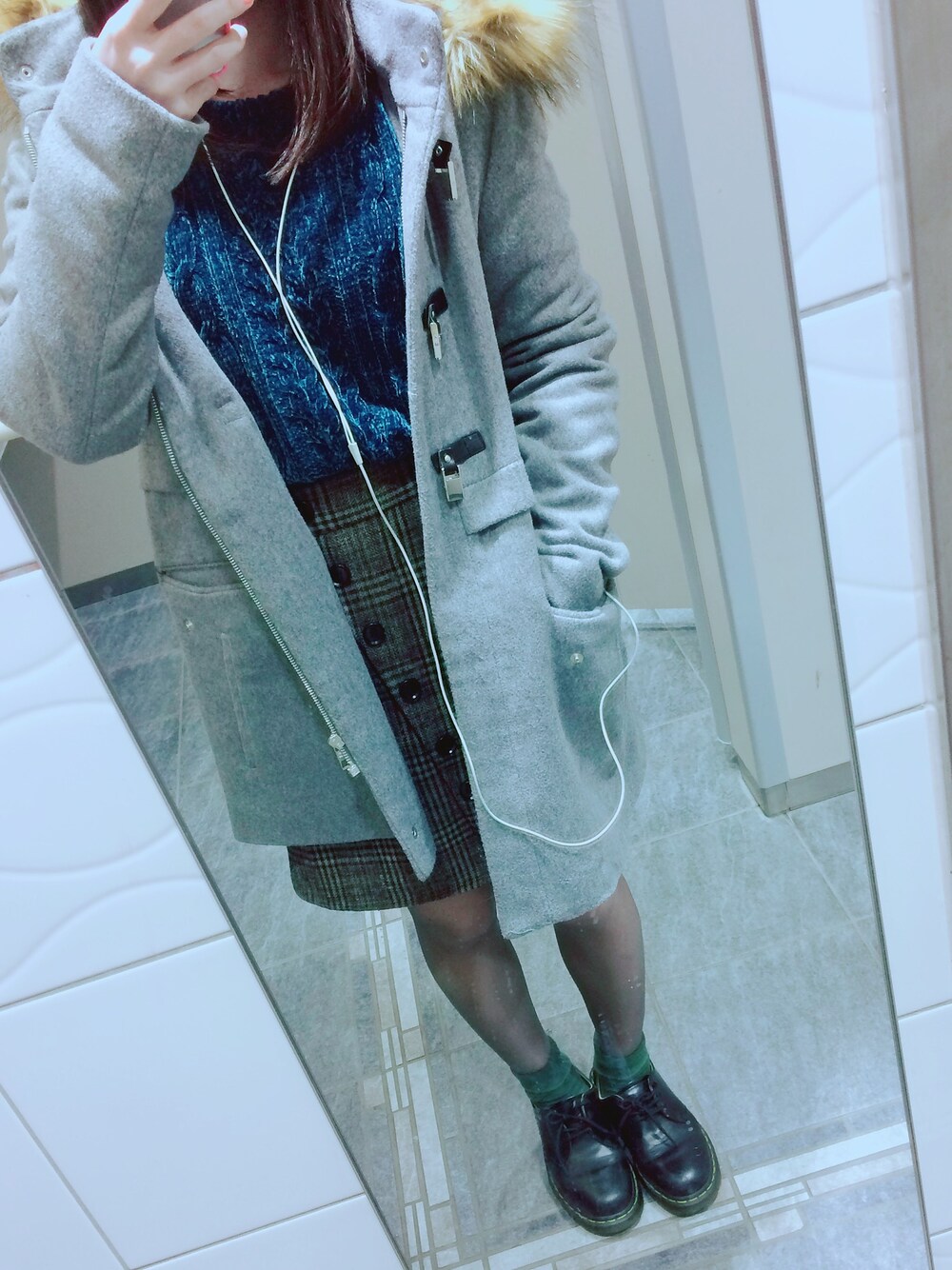 「ベロア、チェックスカート、ロングダッフル、Dr.Martens、大学生、低身長、カジュアルガーリー」｜「mysty womanのベロアモールケーブル編みプルオーバー（ニット/セーター、グリーン系）」を使った、こっちゃんさん（レディース・151cm）の冬コーディネートの1枚目の写真