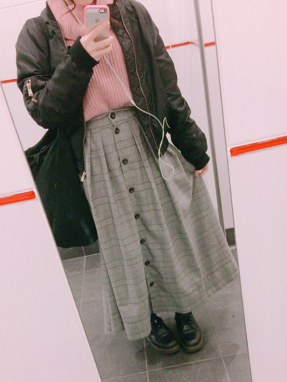「チェックスカート、ロングスカート、Dr.Martens、MA-1、カジュアルガーリー、大学生、低身長」｜「LOWRYS FARMの5ゲージアゼショートタートルプルオーバーロングスリーブ　713404（ニット/セーター、ピンク系）」を使った、こっちゃんさん（レディース・151cm）の冬コーディネートの1枚目の写真