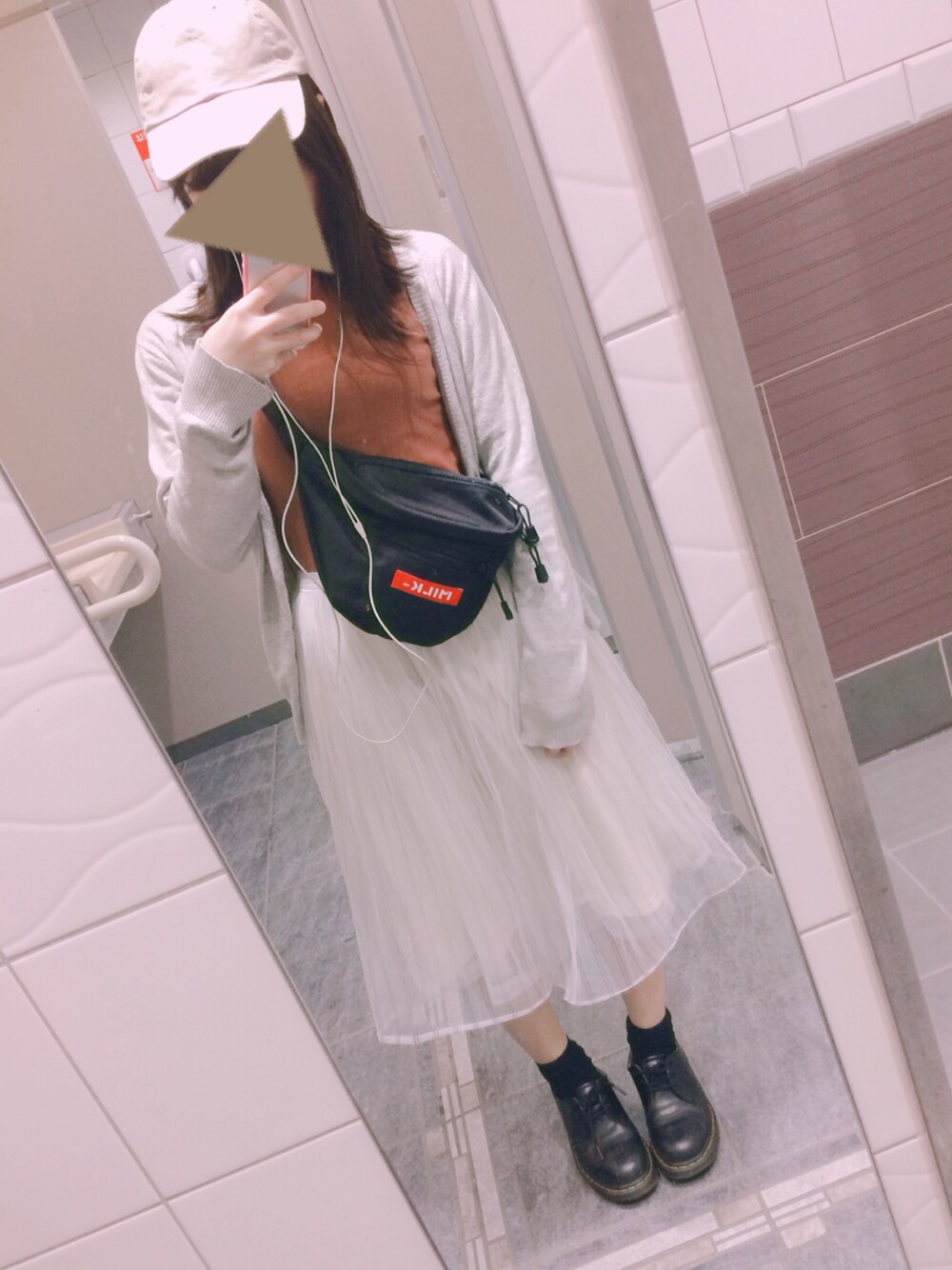 「リブニット、チュールスカート、MILKFED.、Dr.Martens、春コーデ、大学生、もうすぐ社会人、低身長」｜「UNIQLOのリブハイネックT(5分袖)（Tシャツ/カットソー、ブラウン系）」を使った、こっちゃんさん（レディース・151cm）の春コーディネートの1枚目の写真