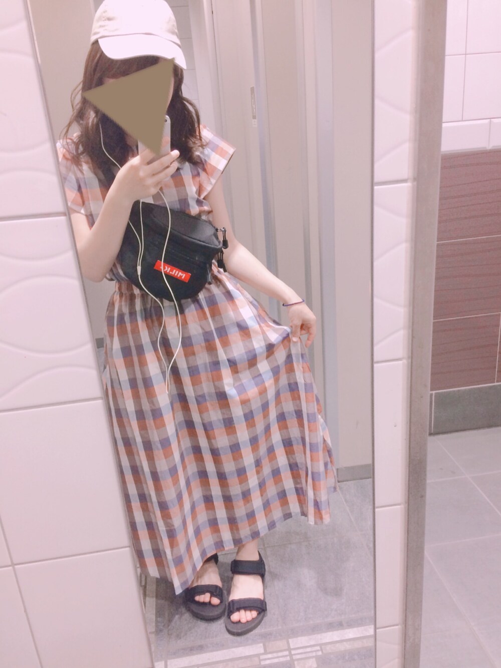 「プチプラコーデ、チェックワンピース、シンプルコーデ、キャップ、GU、MILKFED.、UNIQLO、低身長」｜「MILKFED.のMINI FANNYPACK BAR（ボディバッグ/ウエストポーチ、レッド系）」を使った、こっちゃんさん（レディース・152cm）の春コーディネートの1枚目の写真