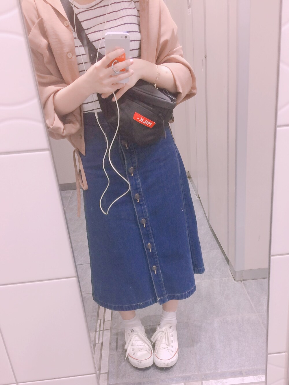「ボーダー×デニム、デニムスカート、雨の日コーデ、Kastane、MILKFED.、converse、低身長」｜「MILKFED.のMINI FANNYPACK BAR（ボディバッグ/ウエストポーチ、レッド系）」を使った、こっちゃんさん（レディース・152cm）の夏コーディネートの1枚目の写真