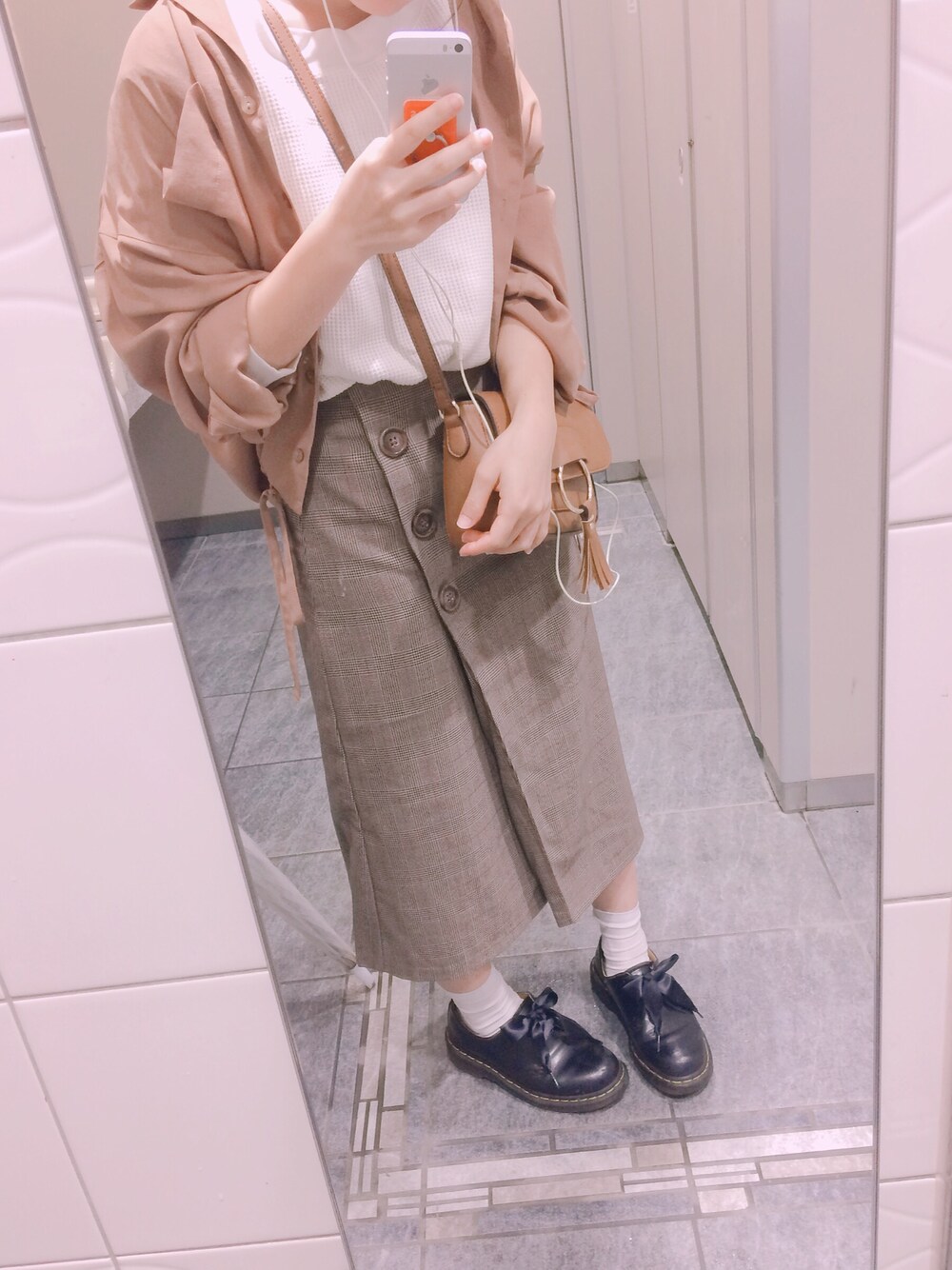 「秋コーデ、プチプラコーデ、カジュアルガーリー、ワッフルクルーネックＴ、チェックスカート、UNIQLO、GU、低身長」｜「Kastaneの無地開衿BIGシャツ（シャツ/ブラウス、ブラウン系）」を使った、こっちゃんさん（レディース・152cm）の秋コーディネートの1枚目の写真