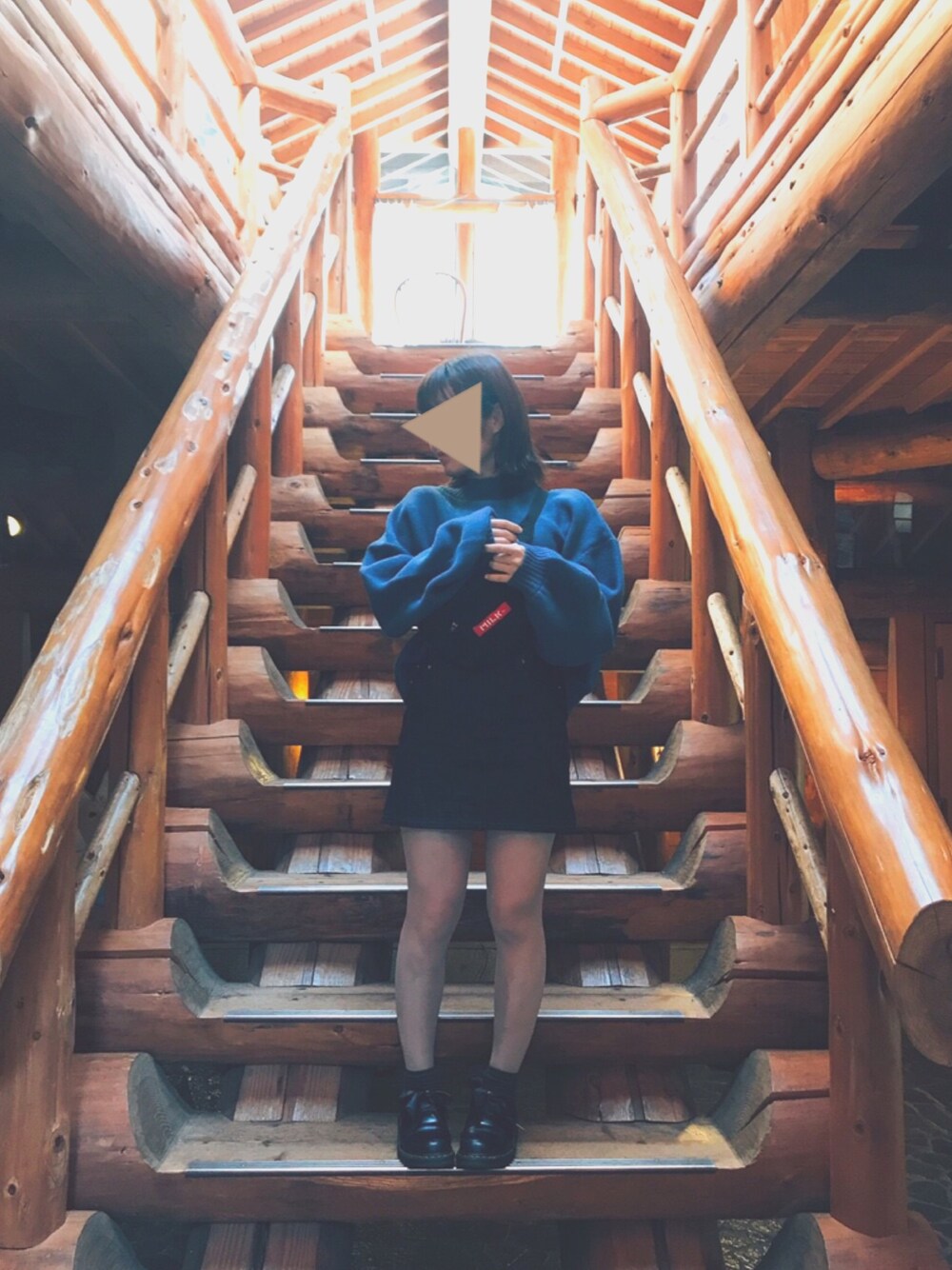 「ボリューム袖、韓国ファッション、青×黒、デニムスカート、kutir、MILKFED.、Dr.Martens、低身長」｜「kutirの袖ボリュームニット（ニット/セーター、ブルー系）」を使った、こっちゃんさん（レディース・152cm）の秋コーディネートの1枚目の写真