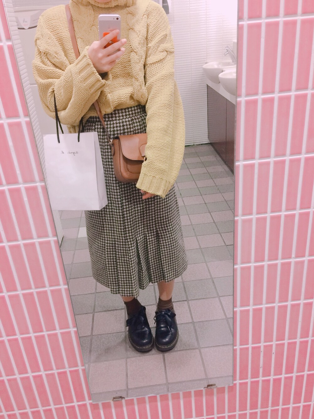 「秋冬コーデ、クラシカル、Bershka、Dr.Martens、低身長」｜「RAY CASSINのリングミニショルダー（ショルダーバッグ、ブラウン系）」を使った、こっちゃんさん（レディース・152cm）の冬コーディネートの1枚目の写真