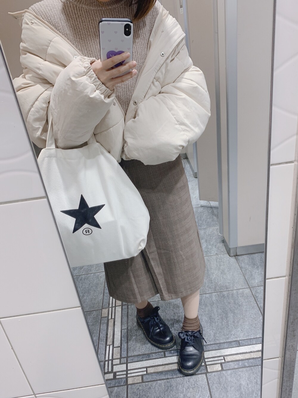「プチプラ、ワントーンコーデ、カジュアルガーリー、低身長」｜「CONVERSE TOKYOの【CONVERSE TOKYO/コンバース トーキョー】定番キャンバストートバッグ（トートバッグ、ホワイト系）」を使った、こっちゃんさん（レディース・152cm）の冬コーディネートの1枚目の写真