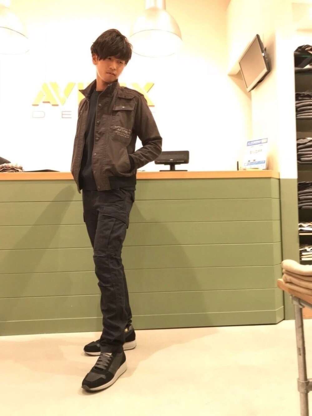 ブラック系のカーゴパンツ、ブラック系のスニーカー、グレー系のブルゾンを着用したメンズの秋コーディネートの1枚目の写真