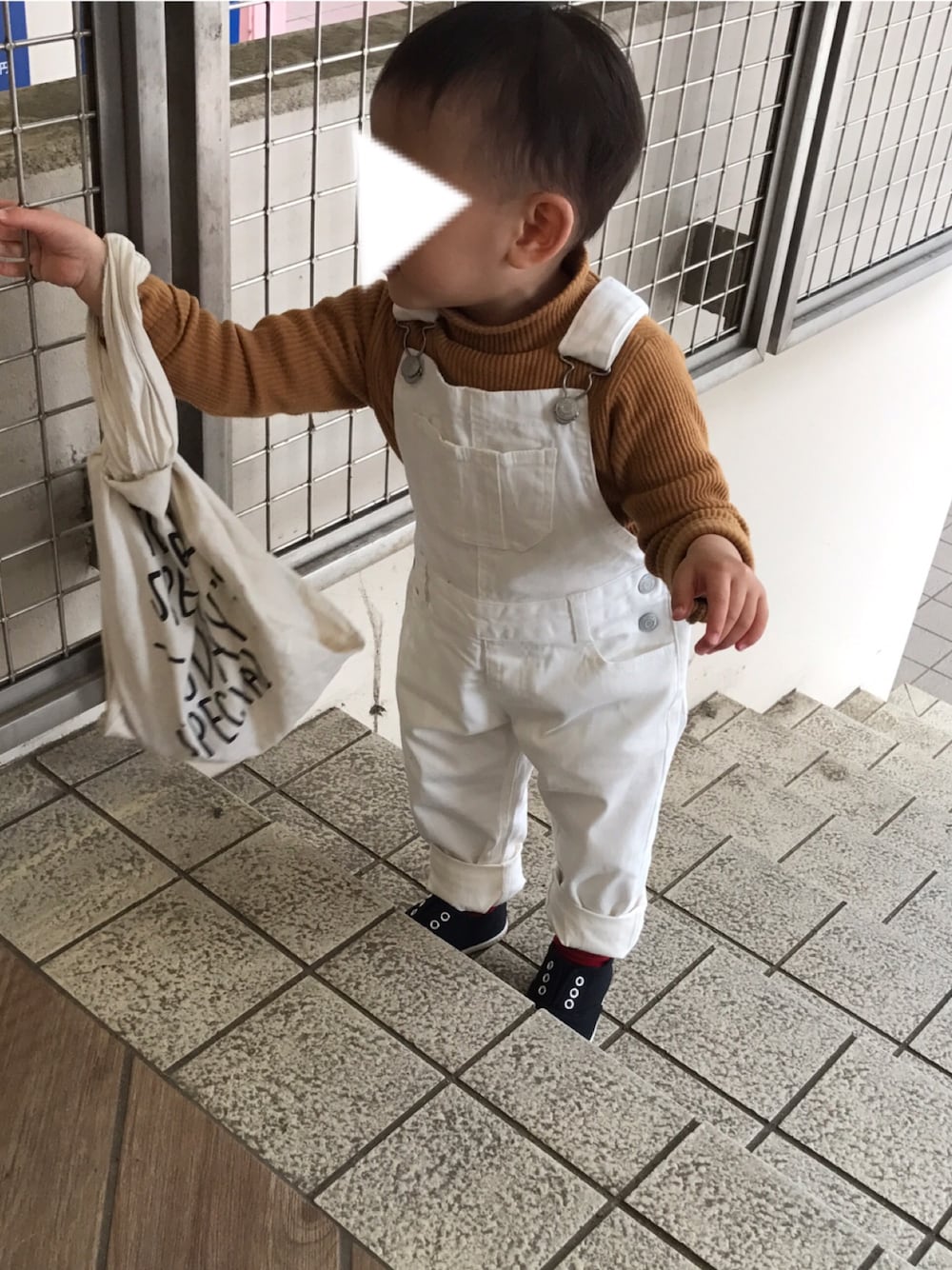 ホワイト系のサロペット/オーバーオール、イエロー系のTシャツ/カットソーを着用したキッズの春コーディネートの1枚目の写真