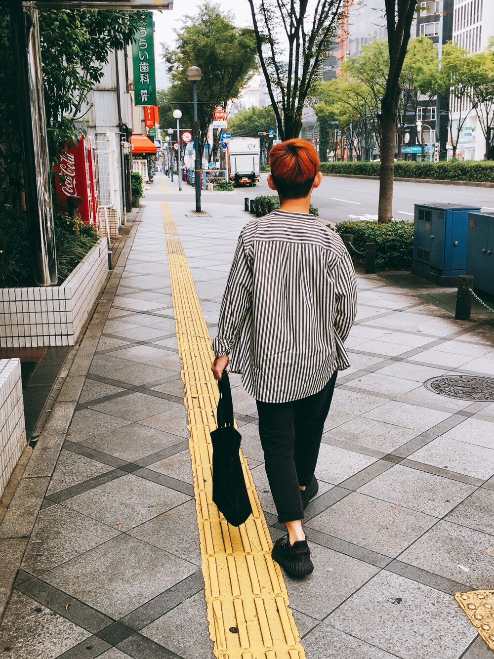 「日系極簡、黑白搭配、街頭穿搭、jp」｜「UNIQLOのアイテム（シャツ/ブラウス、ブルー系）」を使った、Stanley_Linさん（メンズ・163cm）の秋コーディネートの1枚目の写真