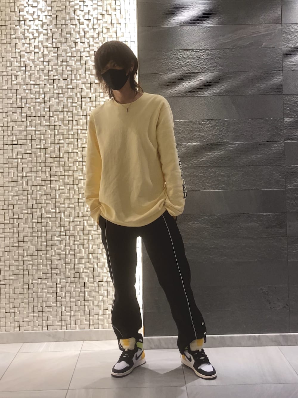 「スニーカーコーデ、ストリートMIX、韓国ファッション、NIKE、nike jordan、ジョーダン、ジョーダン1、美容師、美容師コーデ、美容師ファッション」｜「UNDEFEATED のアイテム（スウェット、イエロー系）」を使った、hironegi1241さん（メンズ・184cm）の冬コーディネートの1枚目の写真