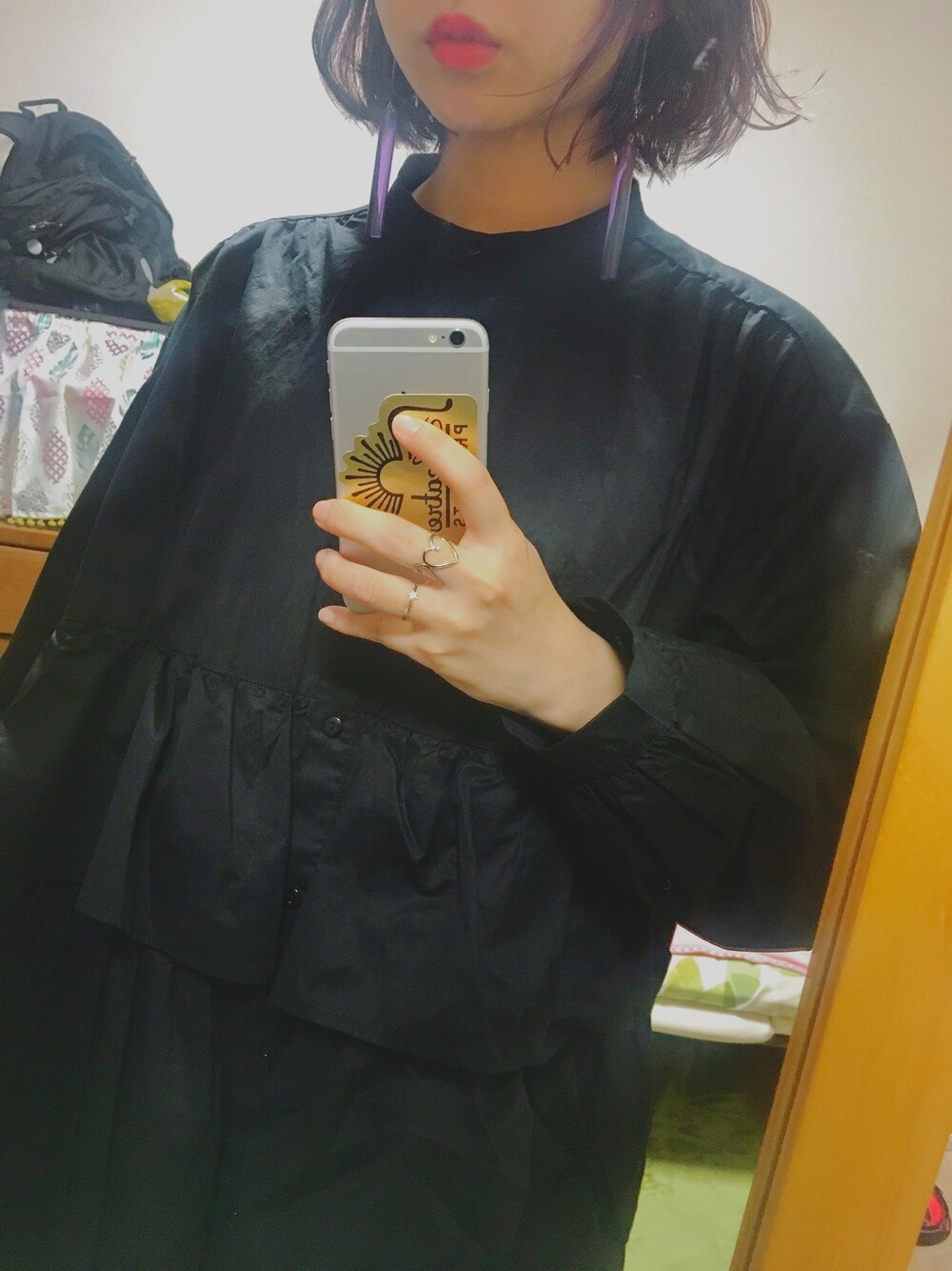 「Kastane、フリルワンピ、ワンピース、ブラックコーデ、ボブヘアー、YURIKA AKUTSU」｜「yurika_akutsuのアイテム（イヤリング、パープル系）」を使った、k a h oさん（レディース・159cm）の冬コーディネートの1枚目の写真
