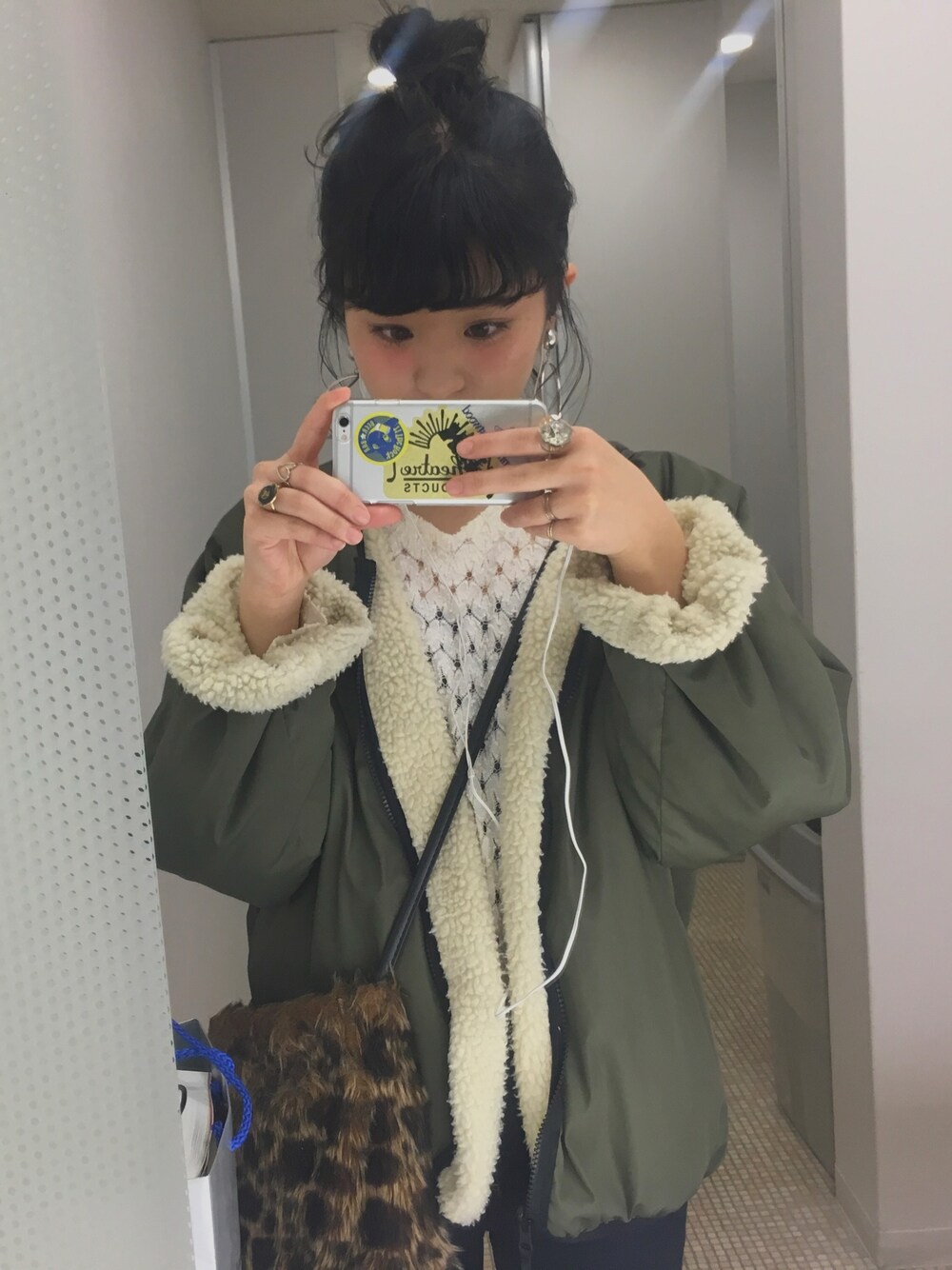 「お団子ヘアー、デニム、ボアブルゾン、スニーカー、Kastane、Another Edition、シンプルコーデ」｜「nananbijouxxxのアイテム（リング、シルバー系）」を使った、k a h oさん（レディース・159cm）の冬コーディネートの1枚目の写真