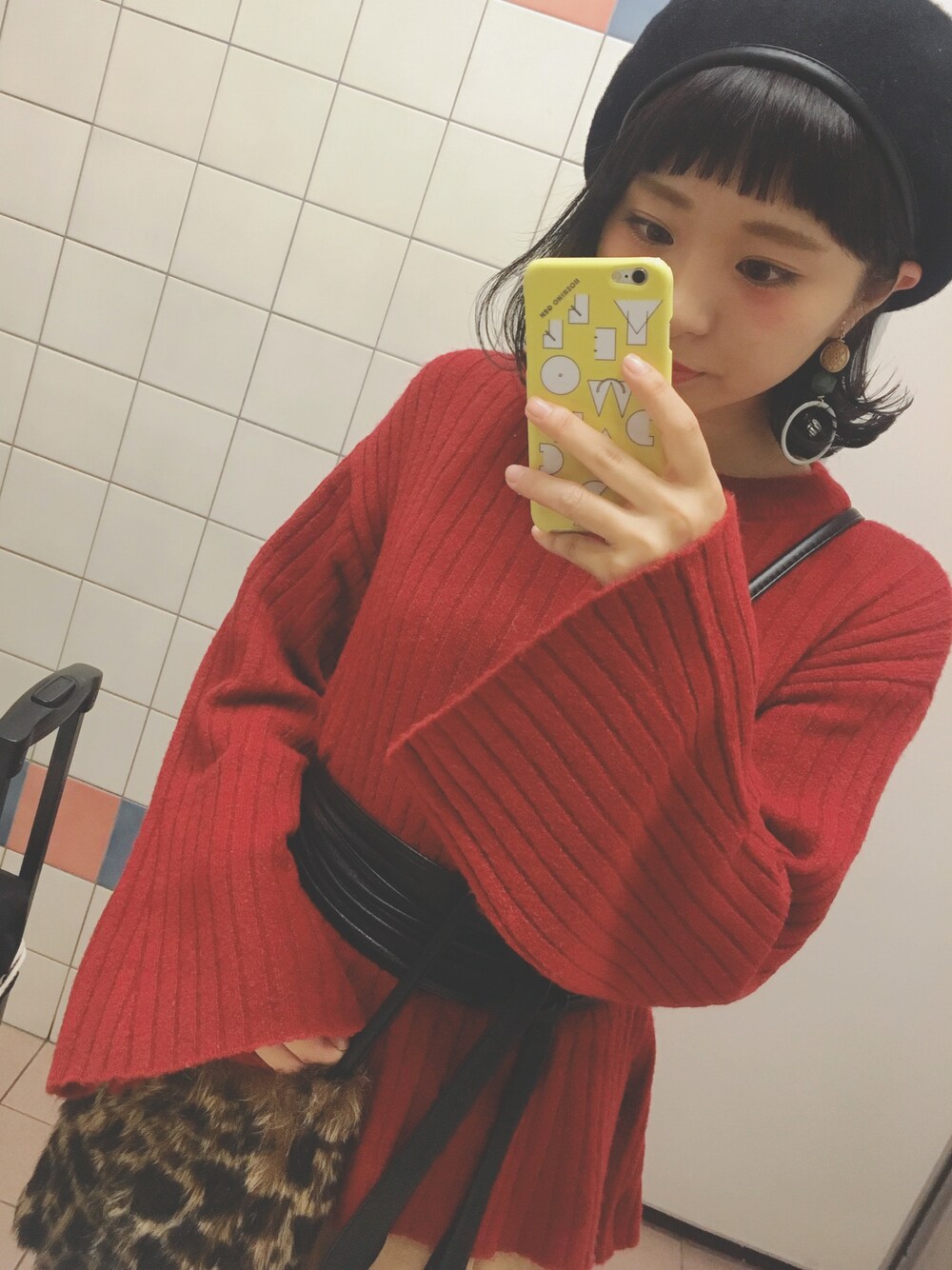 「ニット、Kastane、ベレー帽、ファーバッグ、レオパード、サッシュベルト、冬」｜「Kastaneのワイドリブフレア袖ニット（ニット/セーター、レッド系）」を使った、k a h oさん（レディース・159cm）の秋コーディネートの1枚目の写真
