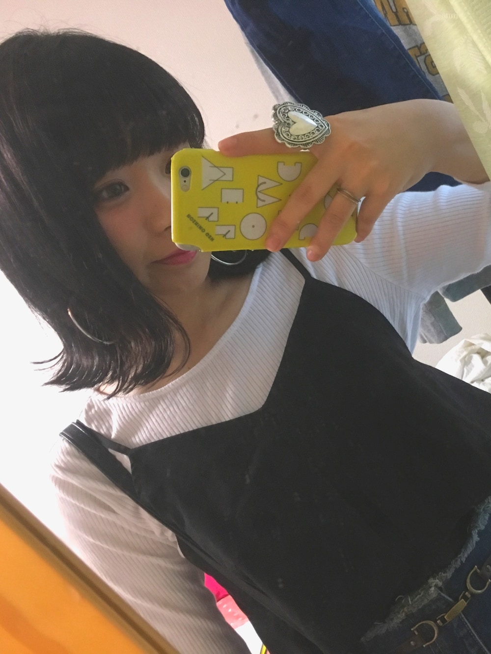 「ビスチェ、デニム、シンプル、外ハネ、ワイドデニム、ワイドパンツ、スニーカー、コンバース、ボブヘアー、KBF」｜「KBFのKBF 2段キャミソール（キャミソール、ブラック系）」を使った、k a h oさん（レディース・159cm）の春コーディネートの1枚目の写真