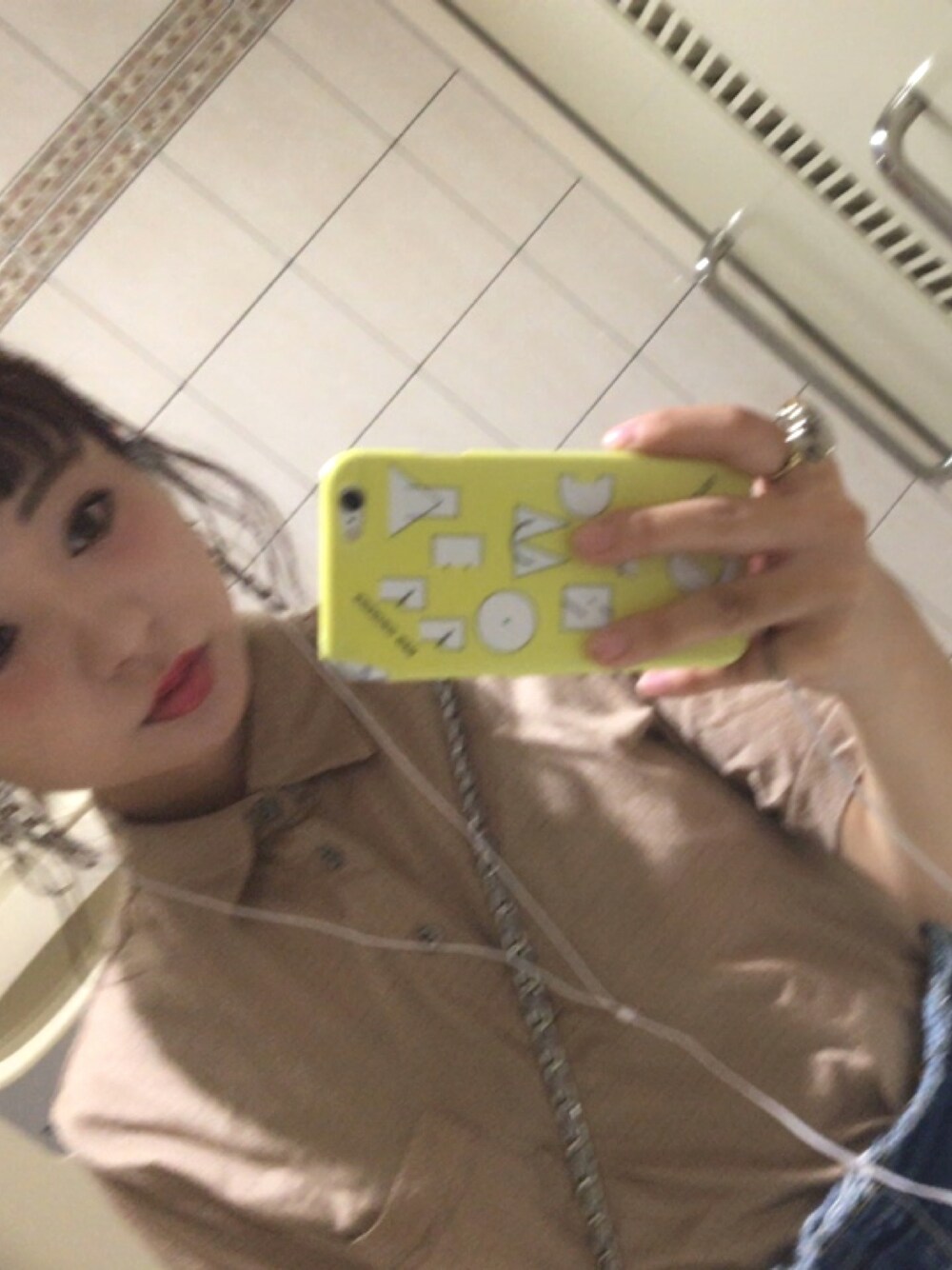「used、古着、シャツ、柄シャツ、レトロ、デニム、お団子ヘアー」｜「usedのアイテム（シャツ/ブラウス、ベージュ系）」を使った、k a h oさん（レディース・159cm）の夏コーディネートの1枚目の写真