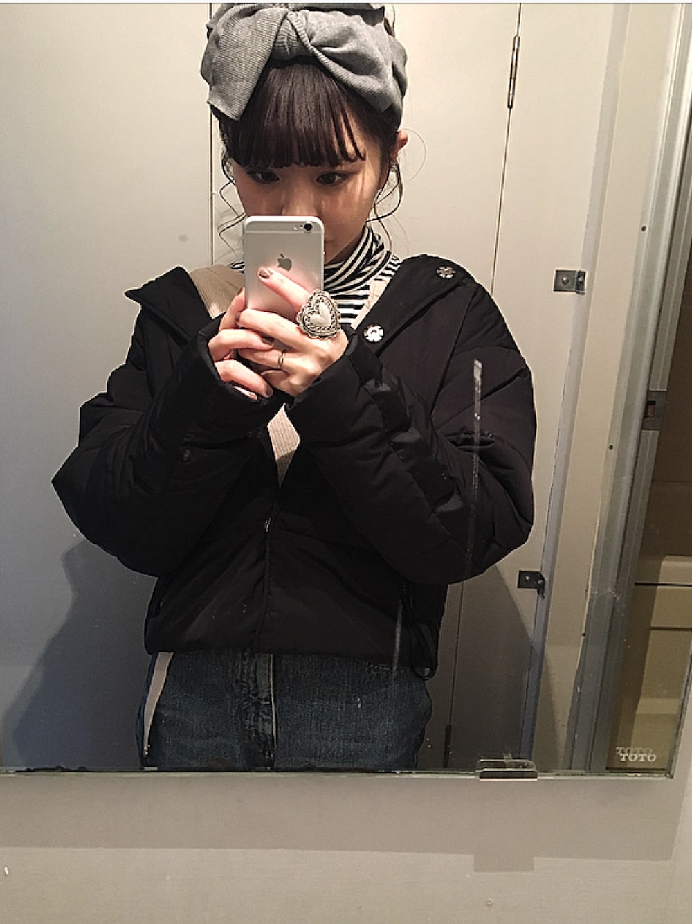 「ダウン、ダウンジャケット、ボーダー、サーマル、デニム、used、お団子ヘアー、ターバン」｜「MOUSSYのHIGH NECK BASIC TOP（Tシャツ/カットソー、ブラック系）」を使った、k a h oさん（レディース・159cm）の冬コーディネートの1枚目の写真