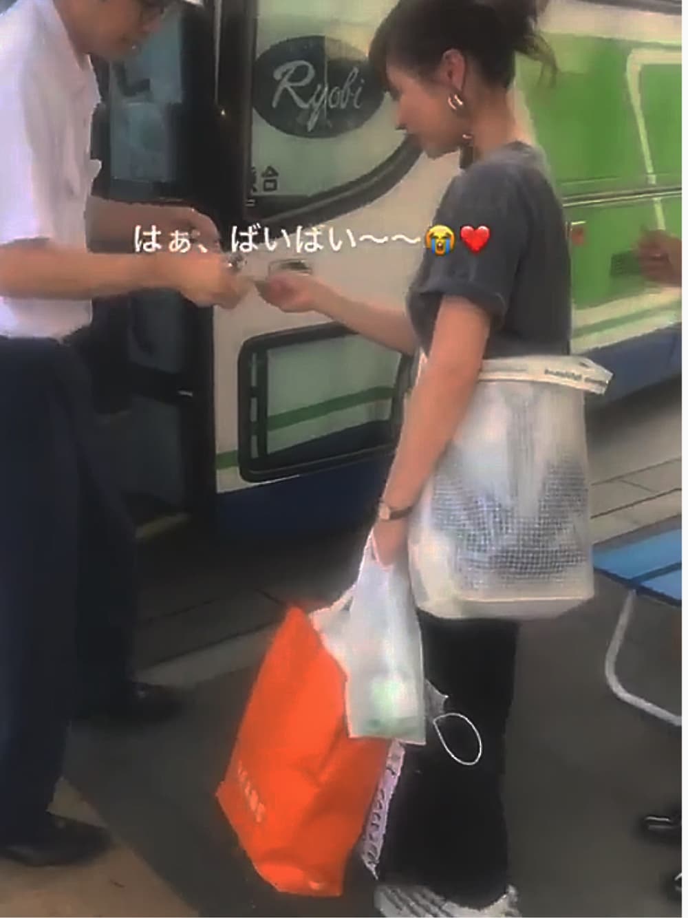 「Levi's、ロックT、BEAMS、TOGA、VANS」｜「TOGA PULLAのTOGA PULLA フリンジイヤリング（イヤリング、ブラック系）」を使った、k a h oさん（レディース・159cm）の夏コーディネートの1枚目の写真