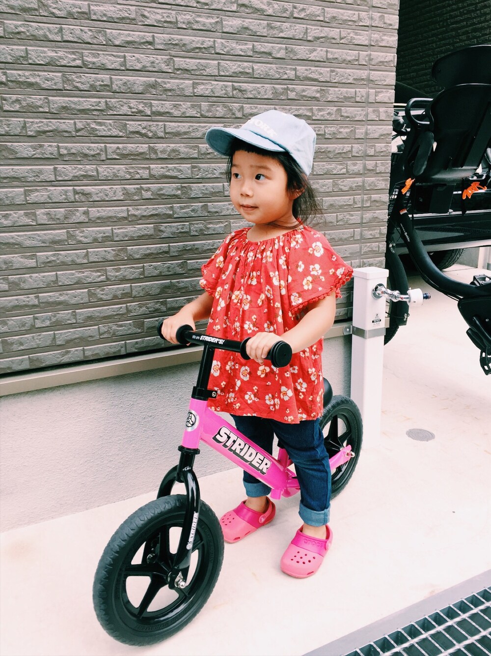 「夏コーデ、キッズコーデ、おんなのこ、シンプル、３歳女の子、3歳」｜「Birthdayのアイテム（Tシャツ/カットソー、レッド系）」を使った、hiii-naさん（キッズ・90cm）の夏コーディネートの1枚目の写真