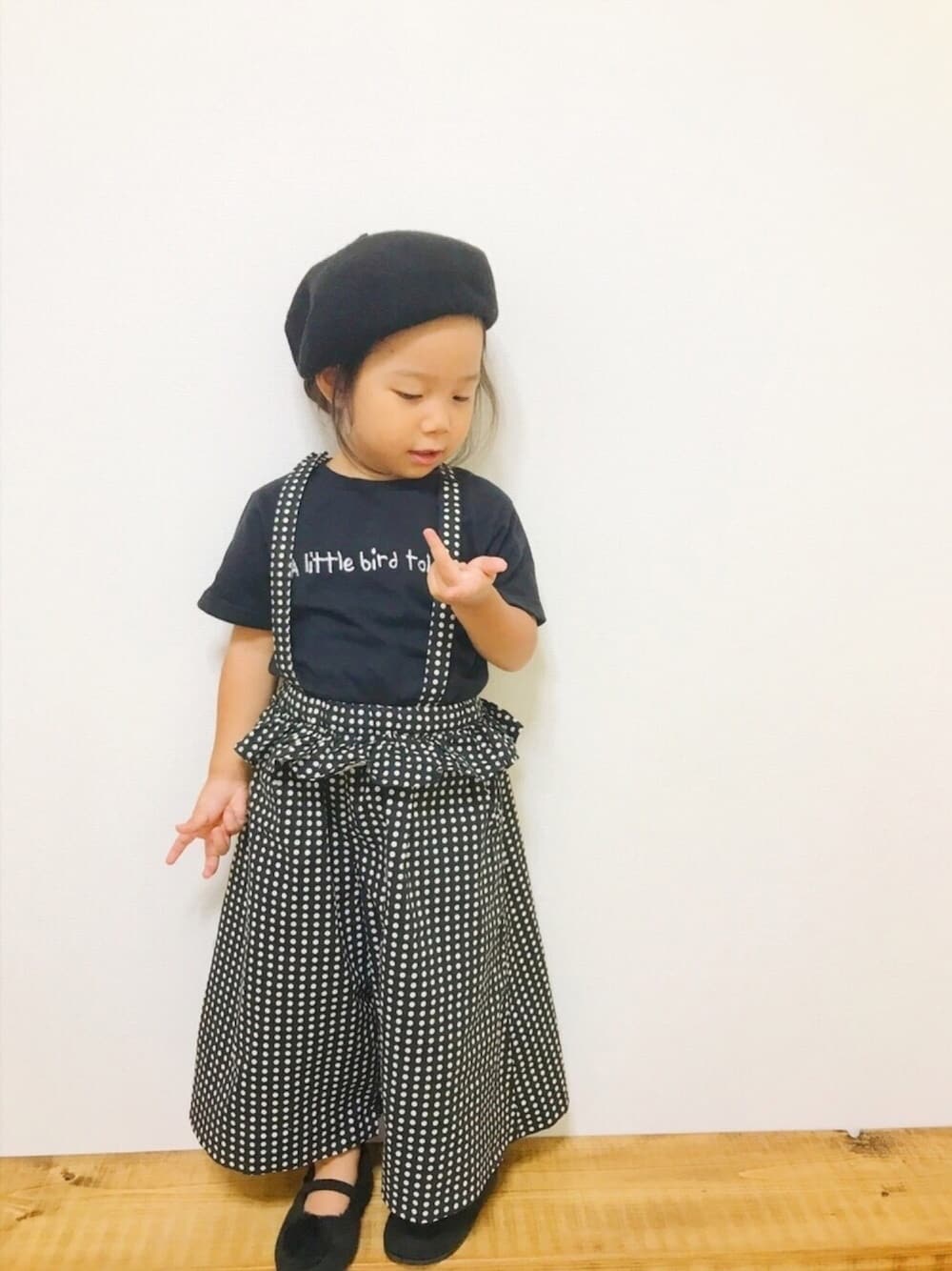 「キッズコーデ、プチプラコーデ、女の子、3歳、３歳女の子、秋のコーデ、秋服」｜「Birthdayのアイテム（Tシャツ/カットソー、ブラック系）」を使った、hiii-naさん（キッズ・90cm）の秋コーディネートの1枚目の写真