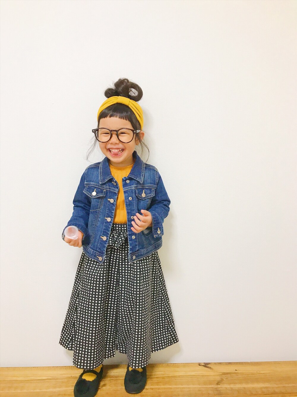 「からしいろまつり2017、キッズコーデ、マスタード、からし色、女の子、おだんごヘアー、３歳女の子」｜「caldiaのアイテム（サロペット/オーバーオール、ブラック系）」を使った、hiii-naさん（キッズ・90cm）の秋コーディネートの1枚目の写真