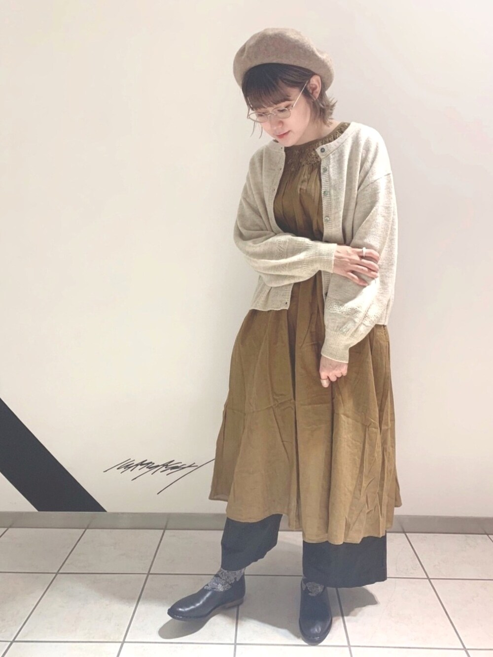 「大人カジュアル、秋のコーデ、SM2、Samansa Mos2、TSUHARU by Samansa Mos2、ゆったりコーデ、秋服準備はじめました、大人ガーリー、ワンピース、ナチュラル」｜「TSUHARU by Samansa Mos2のVカットフラットシューズ（その他シューズ、ブラック系）」を使った、SM2 olohuone札幌パセオ店さん（レディース・160cm）の秋コーディネートの1枚目の写真