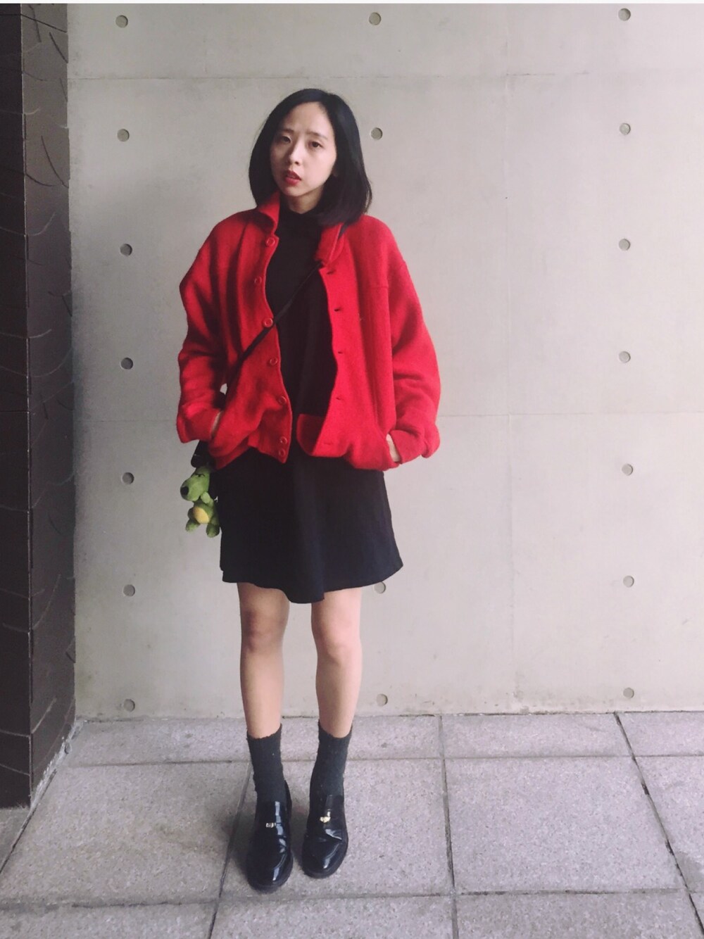レッド系のその他アウター、ブラック系のワンピース、ブラック系のシューズを着用したレディースの春コーディネートの1枚目の写真