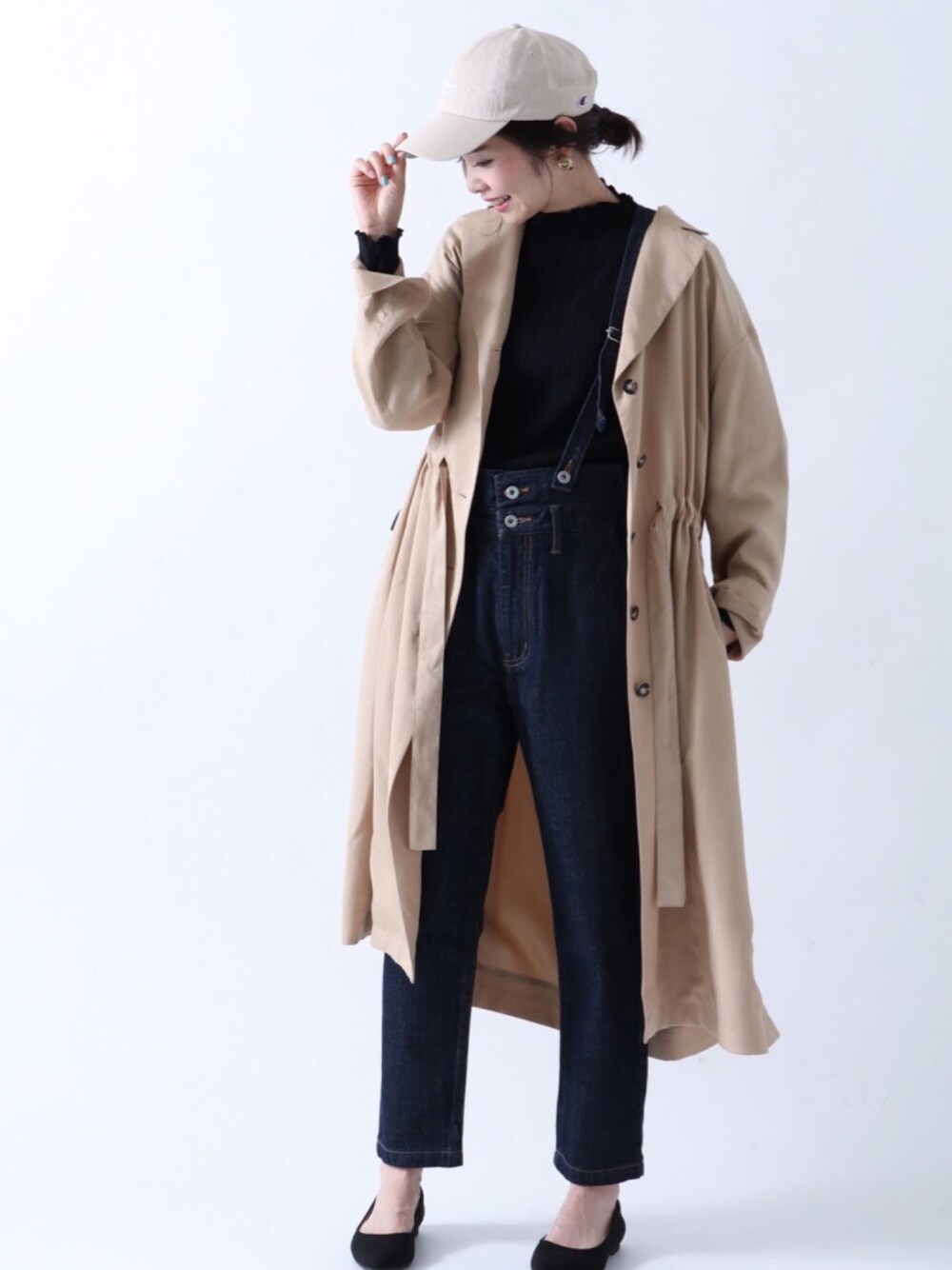 「キャップ、オトナカジュアル、トレンチコート、デニムサロペット、デニム×パンプス、アーバンリサーチ、サニーレーベル、URBAN RESEARCH、Sonny　Label、アウター」｜「ChampionのChampion　別注Champion刺繍キャップ（キャップ、ベージュ系）」を使った、kurataniさん（レディース・165cm）の夏コーディネートの1枚目の写真
