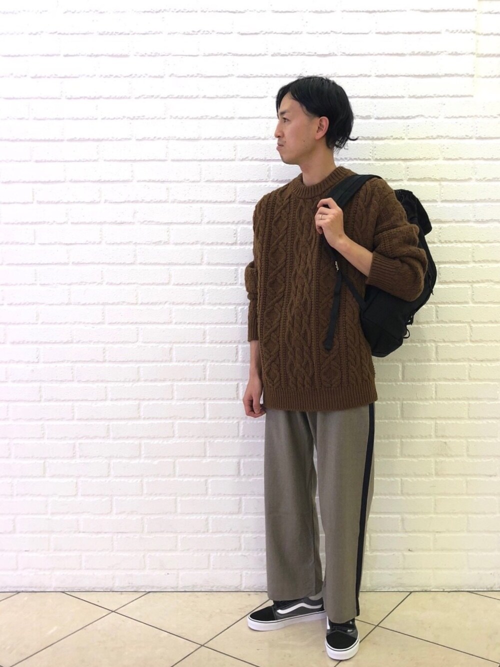 「スニーカー、ニット、VANS、リュック、秋のコーデ、Bshop、スポーツミックス、ブラウン、イージーパンツ、オトナカジュアル」｜「Morris & Sonsの【MORRIS＆SONS】クルーネック ケーブルニット MEN（ニット/セーター、ブラウン系）」を使った、タナカさん（メンズ・173cm）の秋コーディネートの1枚目の写真