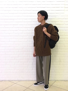 「アイテム（ニット/セーター、ブラウン系）」を使った、タナカさん（メンズ・173cm）の秋コーディネート