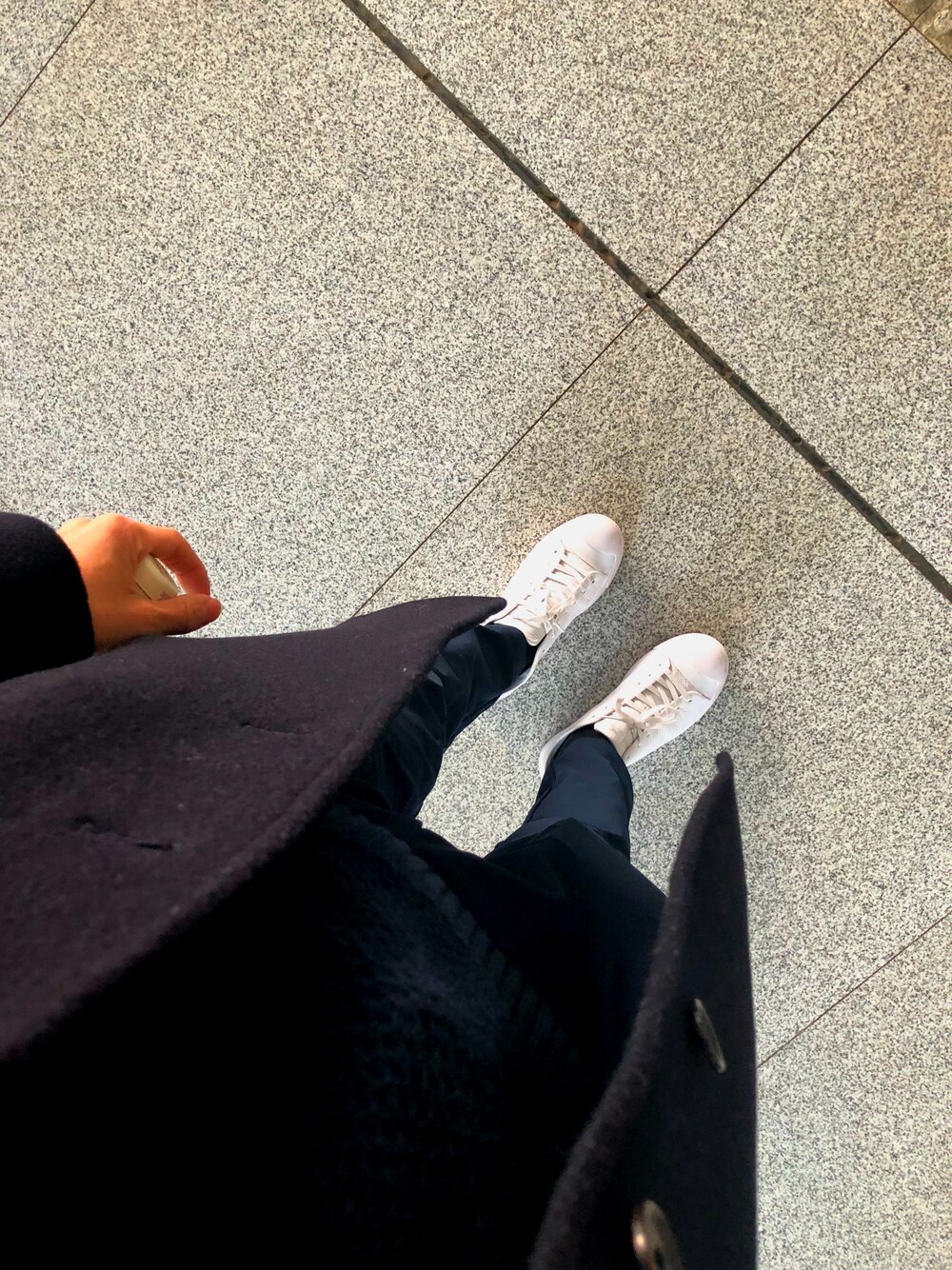 「CONVERSEのアイテム（スニーカー、ホワイト系）」を使った、AnHelLzさん（メンズ・175cm）の冬コーディネートの1枚目の写真