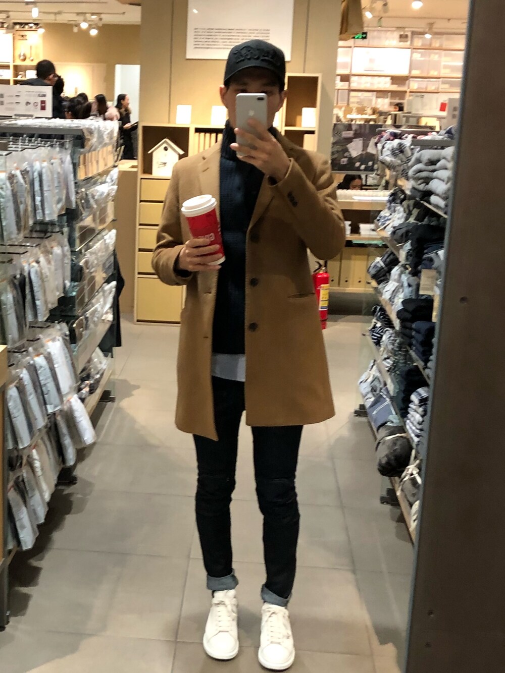 「UNIQLOのアイテム（ダウンジャケット/コート、ゴールド系）」を使った、AnHelLzさん（メンズ・175cm）の冬コーディネートの1枚目の写真