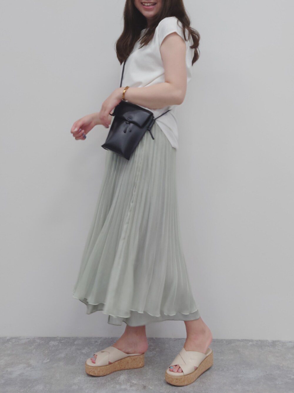 「夏コーデ、リバーシブルスカート、オーガンジー、シンプルコーデ、厚底サンダル、スカート、淡色コーデ、ショルダーバッグ、フェミニン、高身長女子」｜「mysty womanのフラップミニショルダーバッグ 943526（ショルダーバッグ、ブラック系）」を使った、さかべちゃんさん（レディース・167cm）の春コーディネートの1枚目の写真