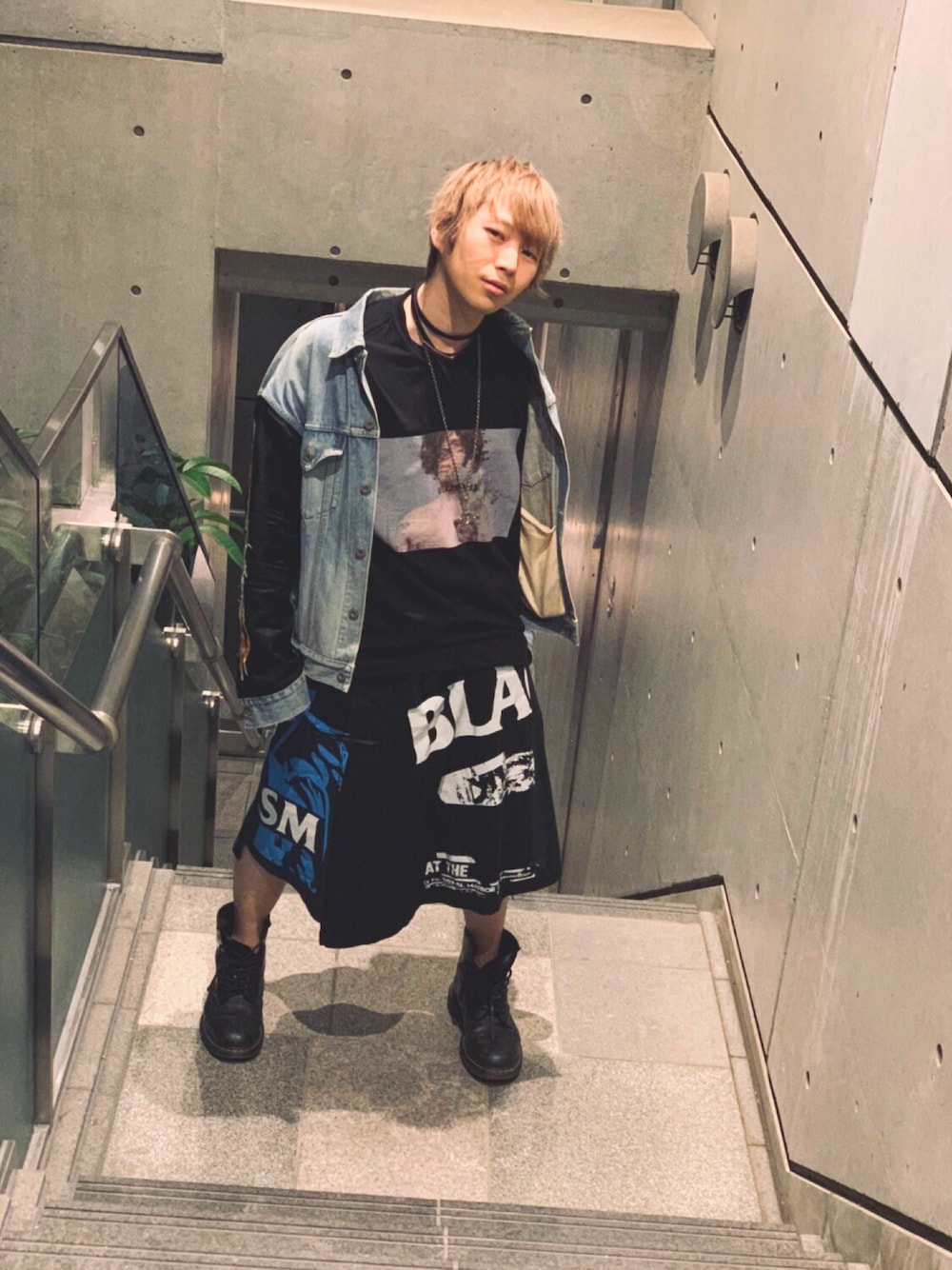 「春、お洒落さんとつながりたい、ビッグシルエット、モードストリート、doublet、JULIUS、ファセッタズム、デニムジャケット」｜「doubletのアイテム（デニムジャケット、ブルー系）」を使った、かいさん（メンズ・166cm）の春コーディネートの1枚目の写真