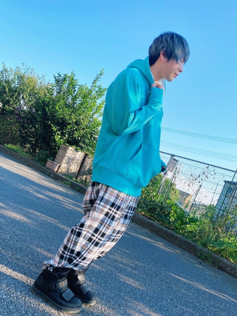 「お洒落さんとつながりたい、パーカー、チェックパンツ、RICK OWENS、ターコイズブルー、Lui's、UVERworld、ゆるコーデ、秋コーデ、オーバーサイズ」｜「Lui'sのNEW 大柄チェックパンツ（スラックス、ホワイト系）」を使った、かいさん（メンズ・168cm）の秋コーディネートの1枚目の写真