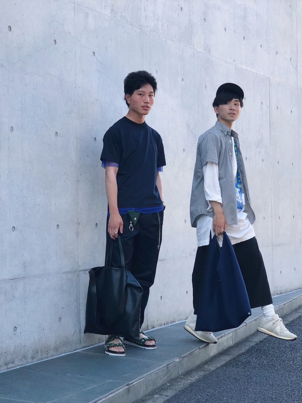 「シンプル、Tシャツ、夏コーデ、黒、休日スタイル、サンダル、TOGA、TOGA VIRILIS、ootd」｜「kolorのアイテム（Tシャツ/カットソー、ブルー系）」を使った、アッキーさん（メンズ・177cm）の夏コーディネートの1枚目の写真