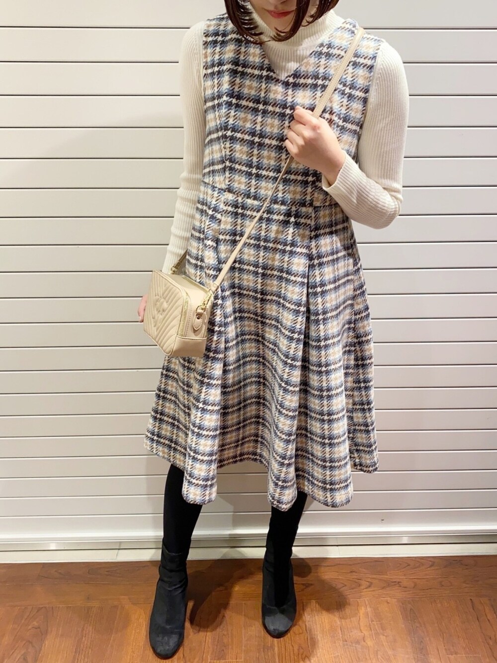 「キレイめ、可愛い、ショルダーバッグ、ディズニーコーデ、ショッピング、デート、Maison de FLEUR 、earth music&ecology」｜「haluhiroineのアイテム（ジャンパースカート、ベージュ系）」を使った、sayaさん（レディース・151cm）の冬コーディネートの1枚目の写真