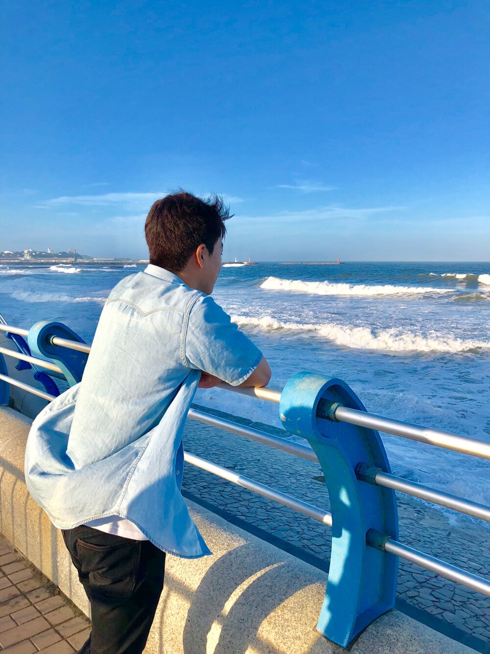 「夏セールで買いました、夏コーデ、シンプル、オープンカラーシャツ、海、おしゃれさんと繋がりたい、Right-on、サンダル、デニム、カジュアルコーデ」｜「UNIQLOのアイテム（シャツ/ブラウス、ブルー系）」を使った、kさん（メンズ・172cm）の夏コーディネートの1枚目の写真