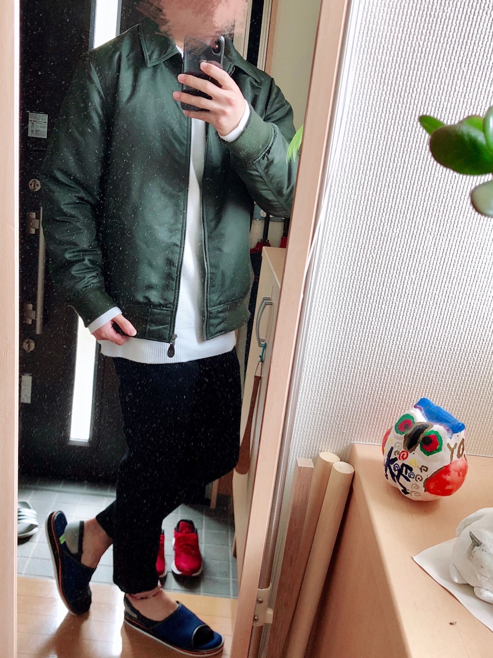 「秋のコーデ、シンプル、プチプラ、黒パンツ、フライトジャケット、白セーター、いいね、save、フォローお願いします🤑」｜「UNIQLOのフライトジャケット（ブルゾン、グリーン系）」を使った、kさん（メンズ・172cm）の秋コーディネートの1枚目の写真