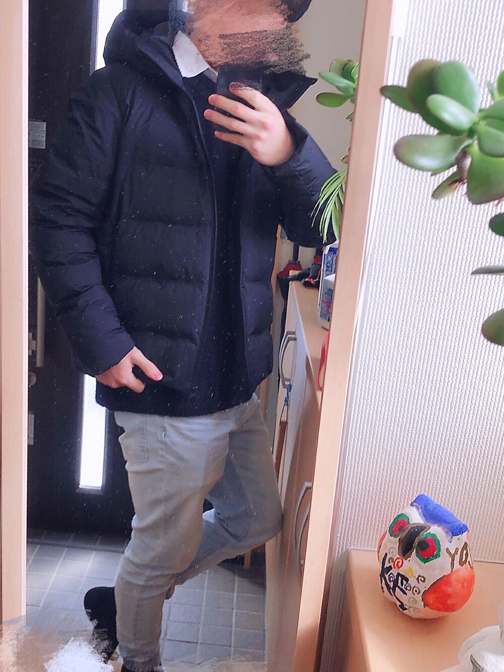 「お気に入りの服でデートに行こう、お洒落さんとつながりたい、スニーカー、シンプルコーデ、デニム、UNIQLO、プチプラ、いいね、save、フォローお願いします🤑、黒、シャツスタイル」｜「UNIQLOのシームレスダウンパーカ（ダウンベスト、ブラック系）」を使った、kさん（メンズ・172cm）の冬コーディネートの1枚目の写真