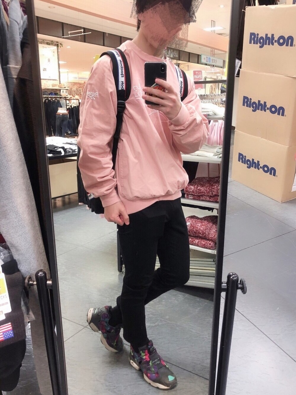 「お洒落さんとつながりたい、春、カジュアル、ビッグシルエット、春色、黒スキニー、ピンク、リーボック(Reebok)、スニーカー、リーボックラブ」｜「ReebokのCL グラフィック テーピング バックパック（バックパック/リュック、ブラック系）」を使った、kさん（メンズ・172cm）の春コーディネートの1枚目の写真