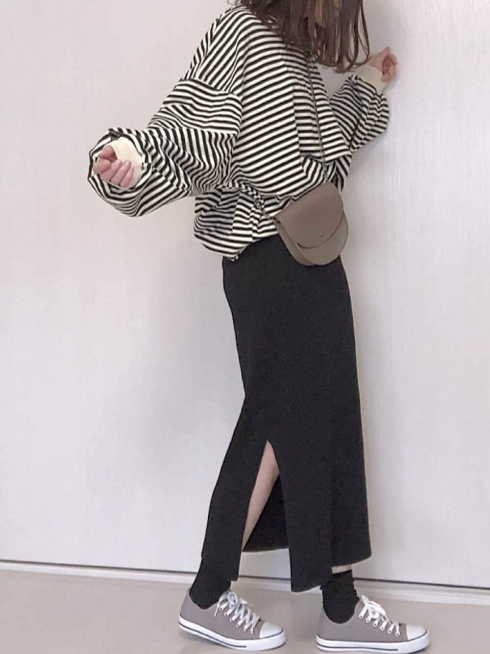 「ボーダー、お気に入りの服でデートに行こう、ボリューム袖、タイトスカート、ショルダーバッグ、チェーン、大人カジュアル、プチプラ」｜「select MOCAのゆったりルーズオーバーシルエットコットンブレンドバルーンスリーブ後ろ長めボーダープルオーバー（Tシャツ/カットソー、ブラック系）」を使った、Ⓜ︎さん（レディース・152cm）の冬コーディネートの1枚目の写真