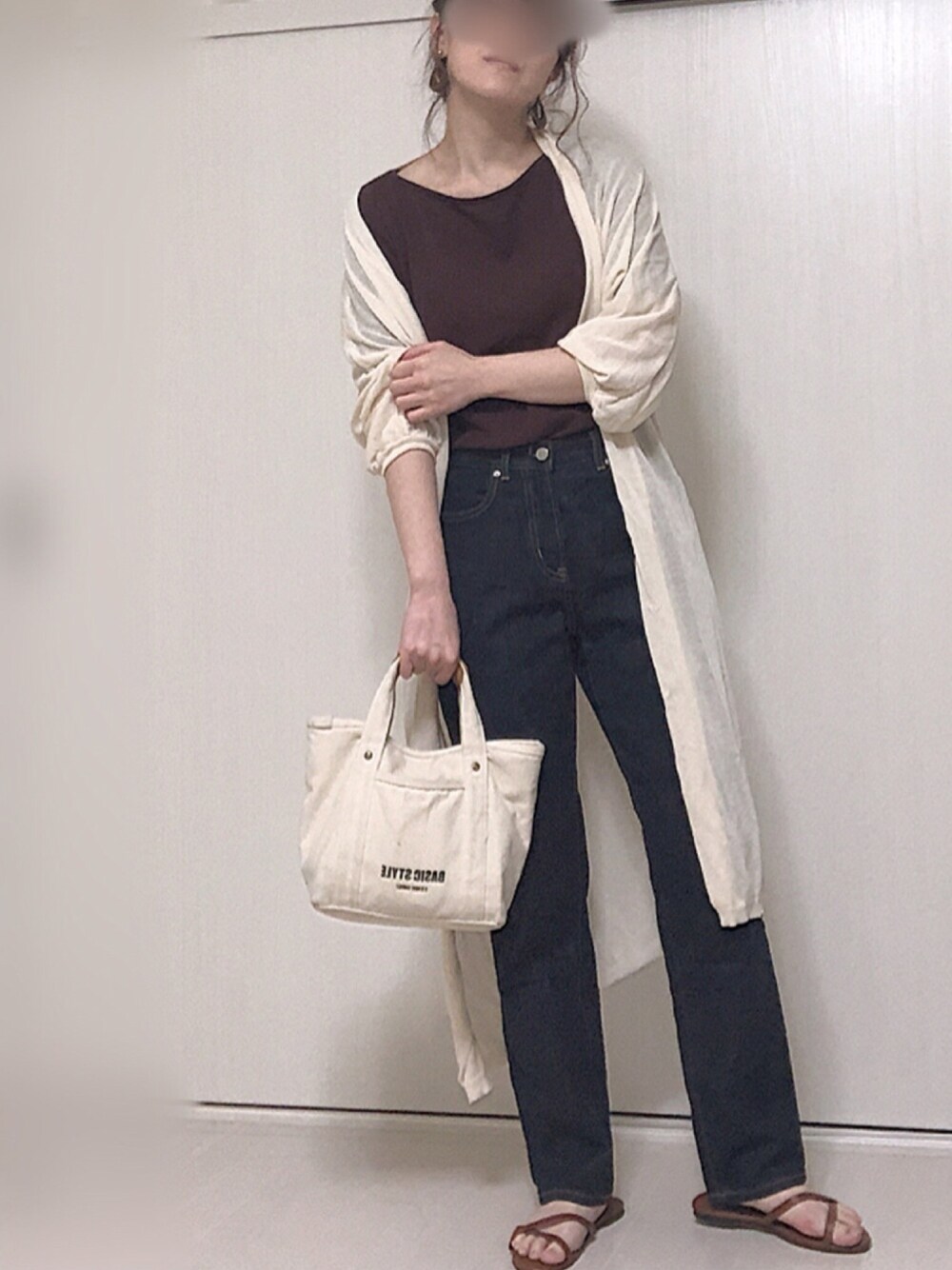 「大人カジュアル、ロングカーディガン、zozoデニム、サンダル、トートバッグ」｜「GOLDYのメタルポイント カラープレート　ピアス（ピアス（両耳用）、ブラウン系）」を使った、Ⓜ︎さん（レディース・152cm）の夏コーディネートの1枚目の写真